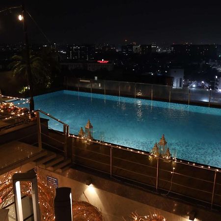 Radisson Blu Mumbai International Airport Hotel Exterior foto Infinity pool at the 10th floor of the hotel