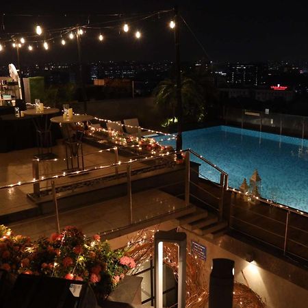 Radisson Blu Mumbai International Airport Hotel Exterior foto The pool at the rooftop bar