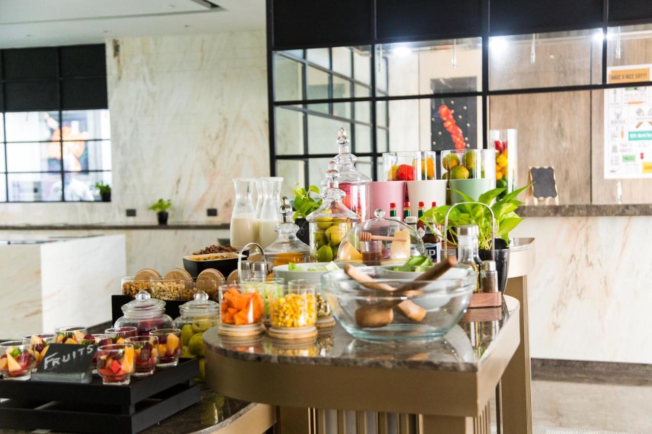 Radisson Blu Mumbai International Airport Hotel Exterior foto A buffet at a hotel