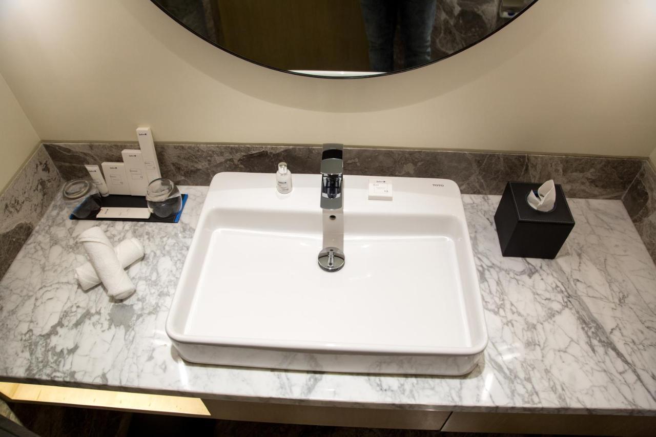 Radisson Blu Mumbai International Airport Hotel Exterior foto A washbasin
