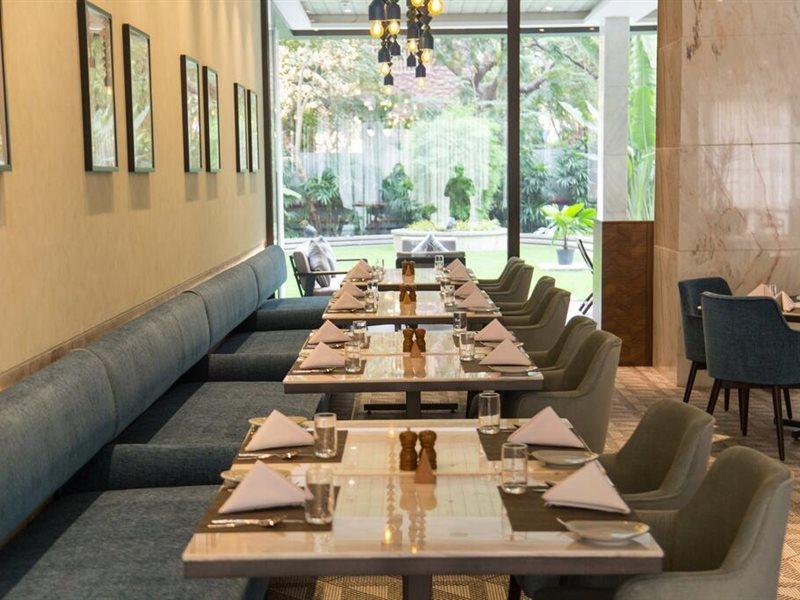 Radisson Blu Mumbai International Airport Hotel Exterior foto The interior of the restaurant