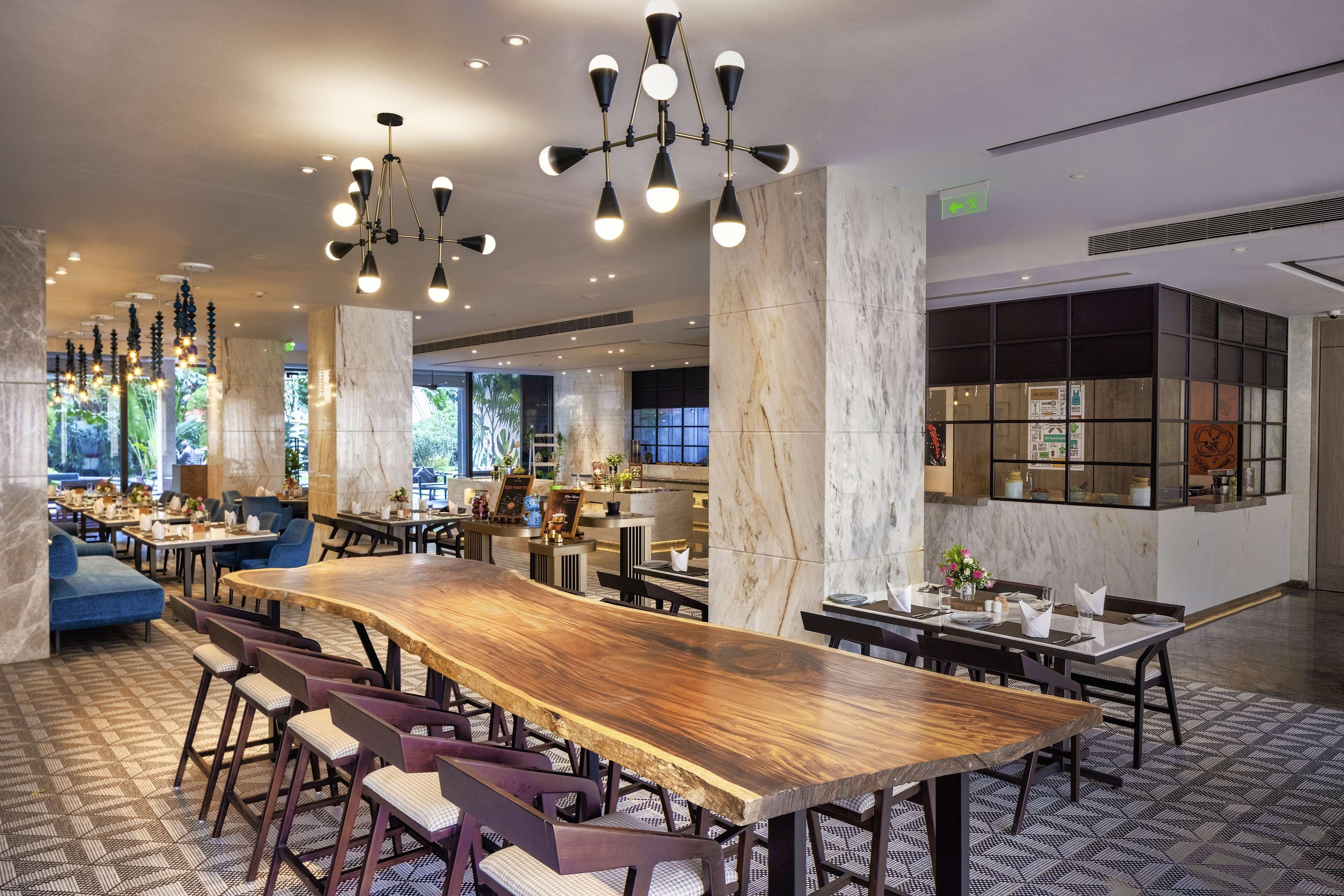 Radisson Blu Mumbai International Airport Hotel Exterior foto The restaurant