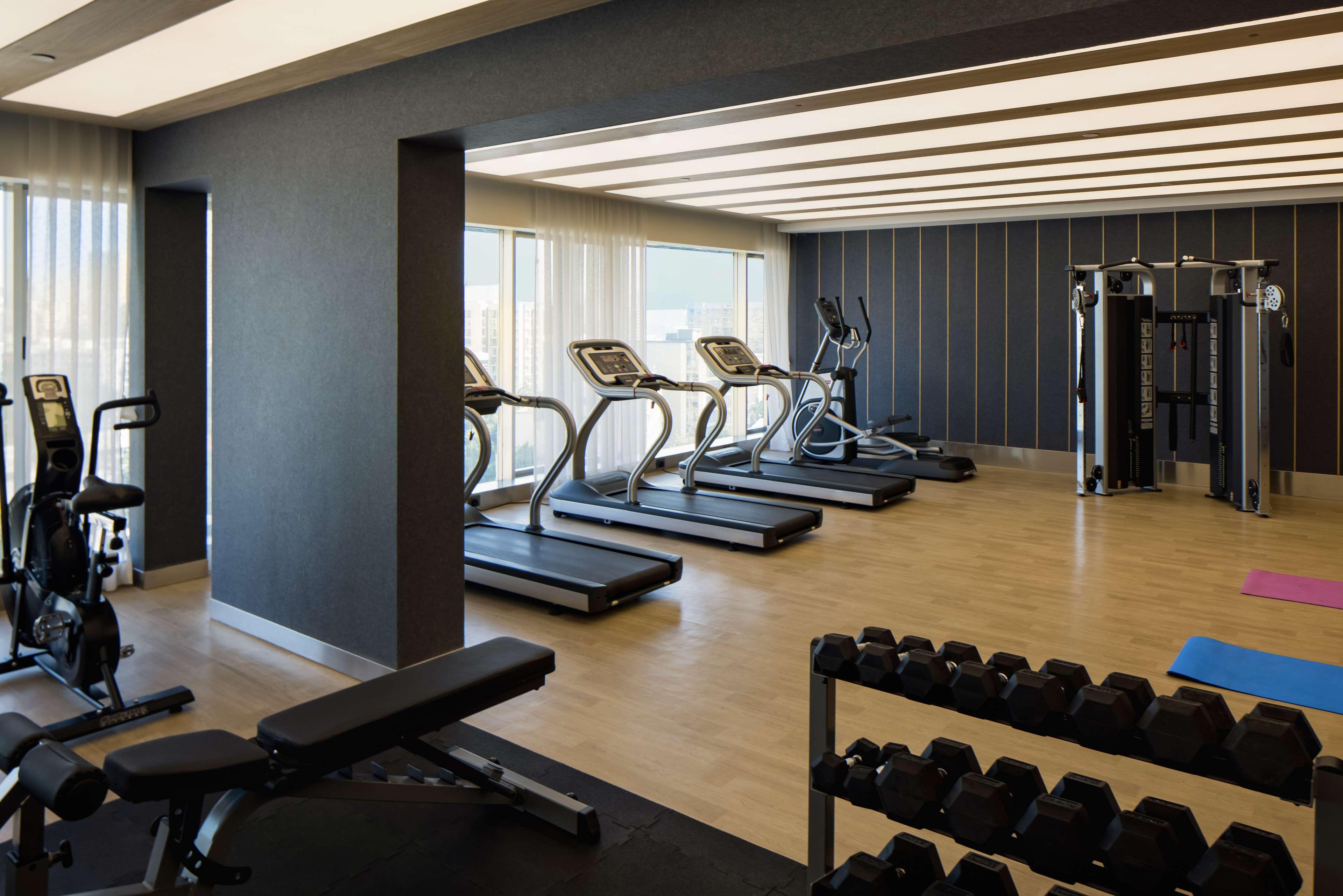 Radisson Blu Mumbai International Airport Hotel Exterior foto The gym at the hotel