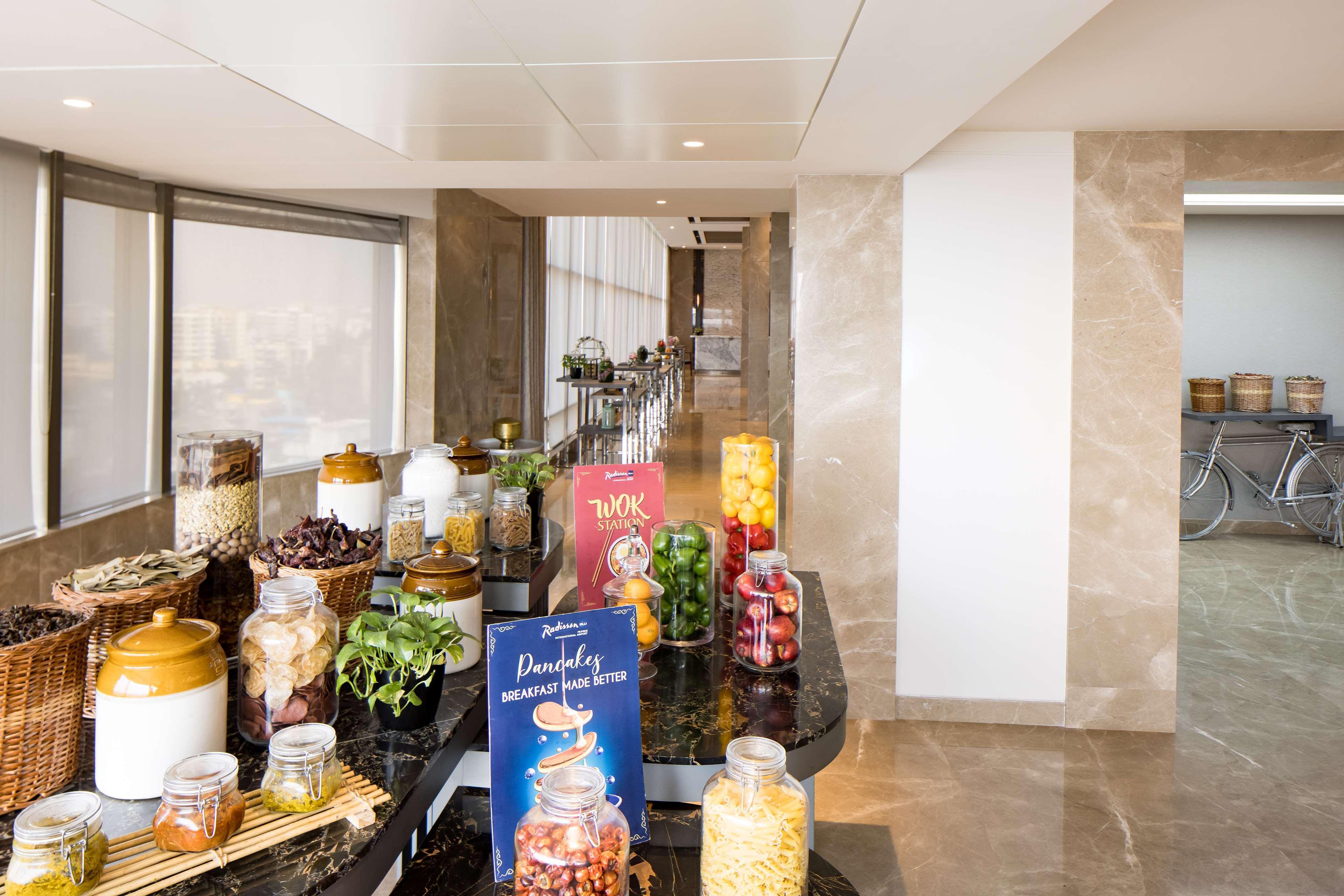 Radisson Blu Mumbai International Airport Hotel Exterior foto The kitchen of the ship