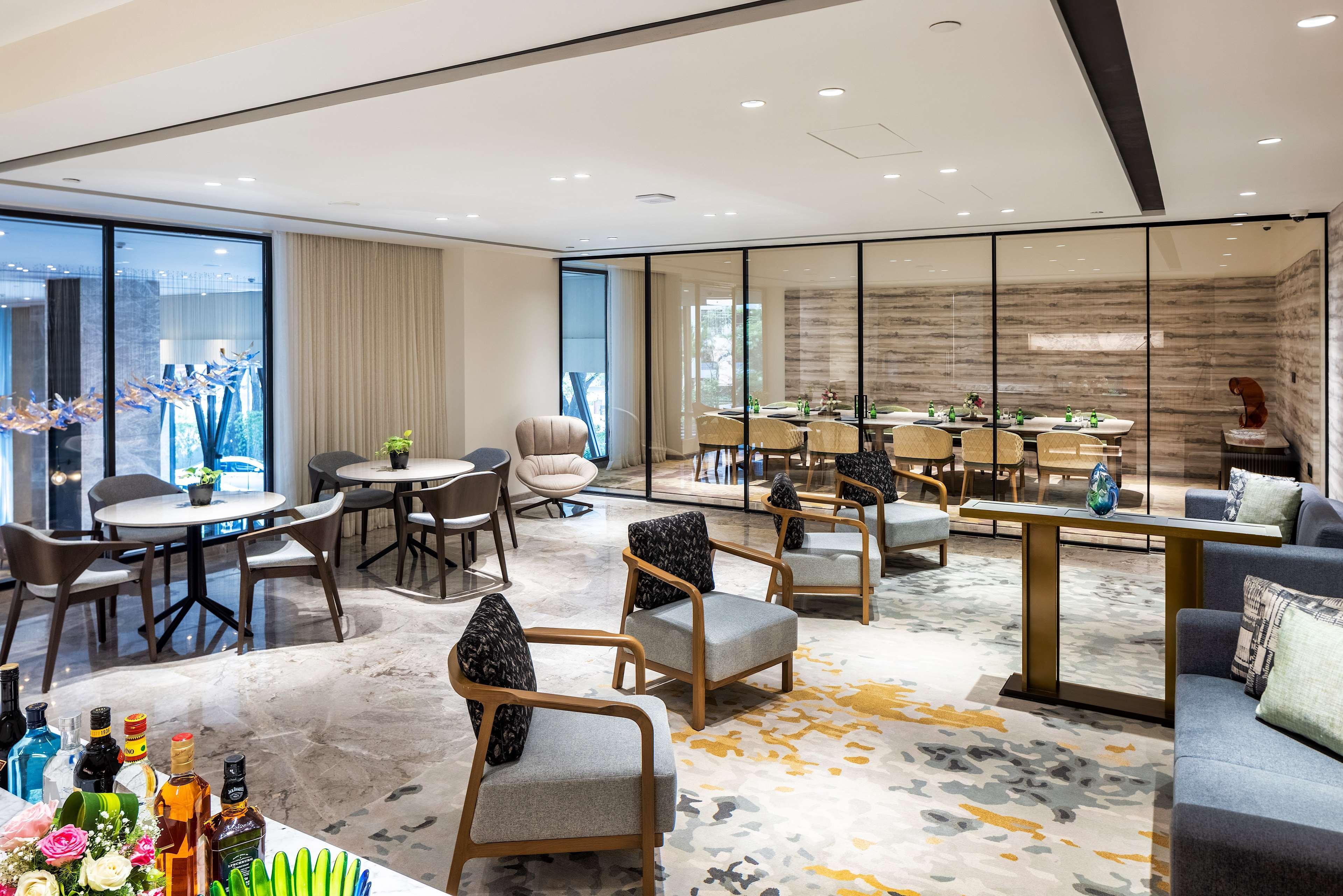 Radisson Blu Mumbai International Airport Hotel Exterior foto The Club lounge at Hong Kong International Airport