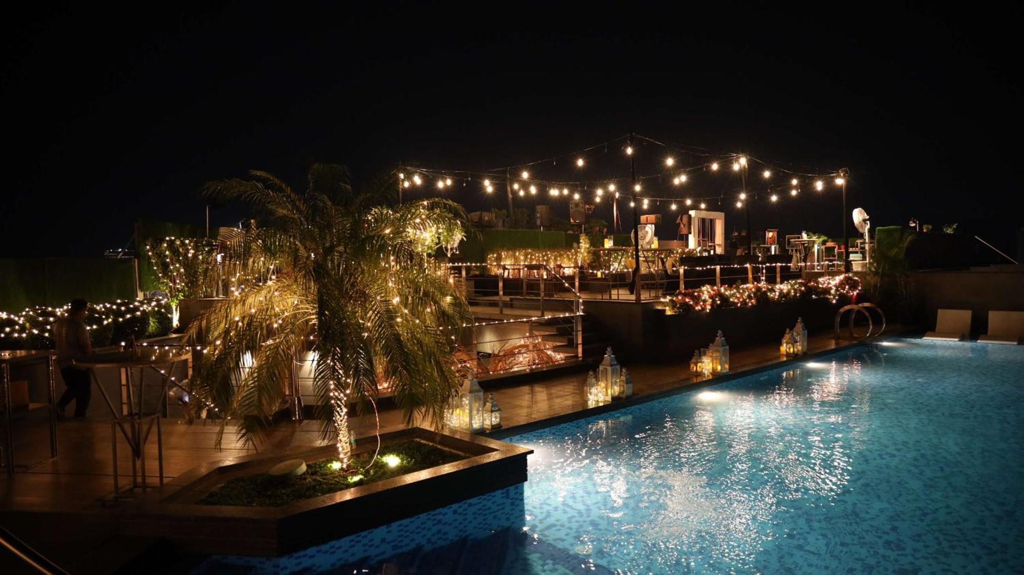 Radisson Blu Mumbai International Airport Hotel Exterior foto The resort at night