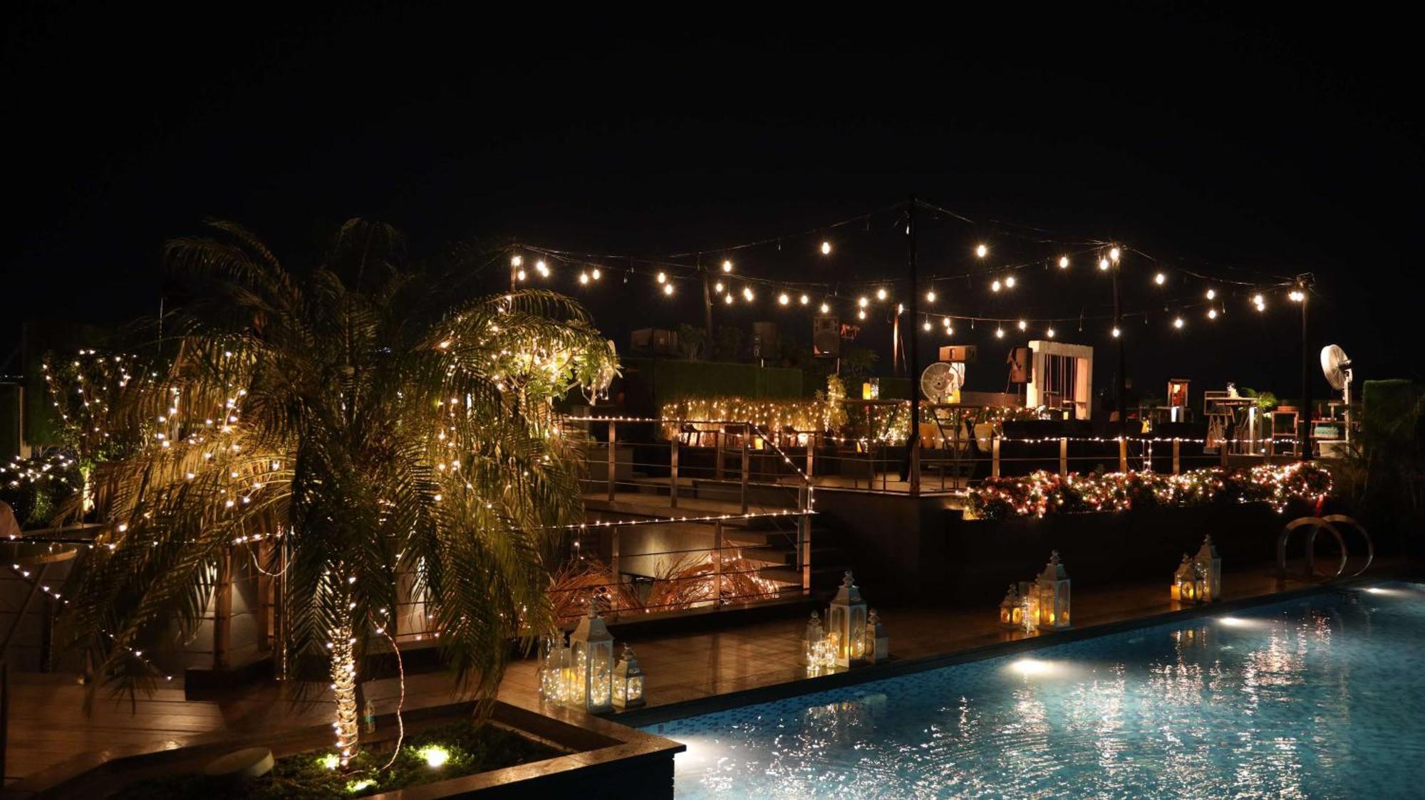 Radisson Blu Mumbai International Airport Hotel Exterior foto The resort at night